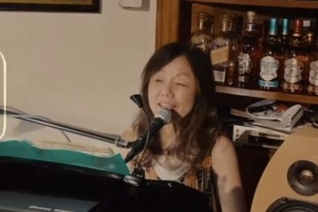 8/30は要 佳井子さんのピアノ弾き語りです。