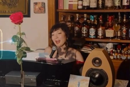 9/30は橘川 円さんのピアノ弾き語りです。