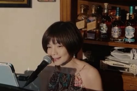 10/26は柿原 薫さんのピアノ弾き語りです。