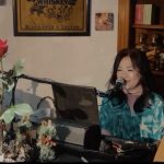 12/26は高橋エミさんのピアノ弾き語りです。