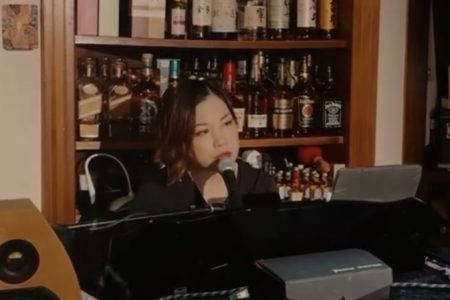 1/8本日は初川みちさんのピアノ弾き語りです。