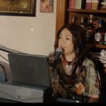 11/21は高橋エミさんのピアノ弾き語りです。