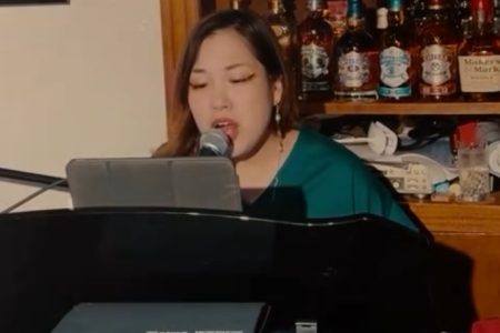 11/22は初川みちさんのピアノ弾き語りです。