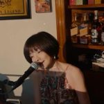 11/25は柿原 薫さんのピアノ弾き語りです。
