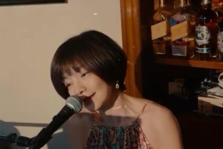 11/25は柿原 薫さんのピアノ弾き語りです。