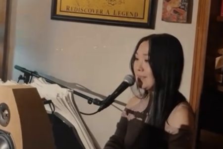 11/30はあさばみほさんのピアノ弾き語りです。