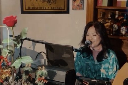 12/26は高橋エミさんのピアノ弾き語りです。