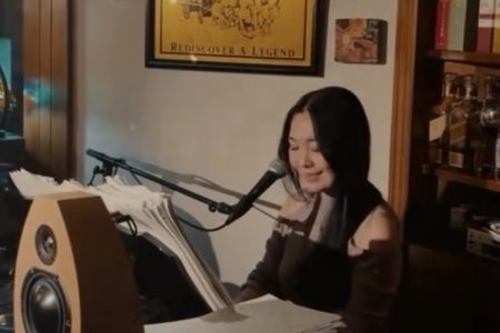 12/29はあさばみほさんのピアノ弾き語りです。